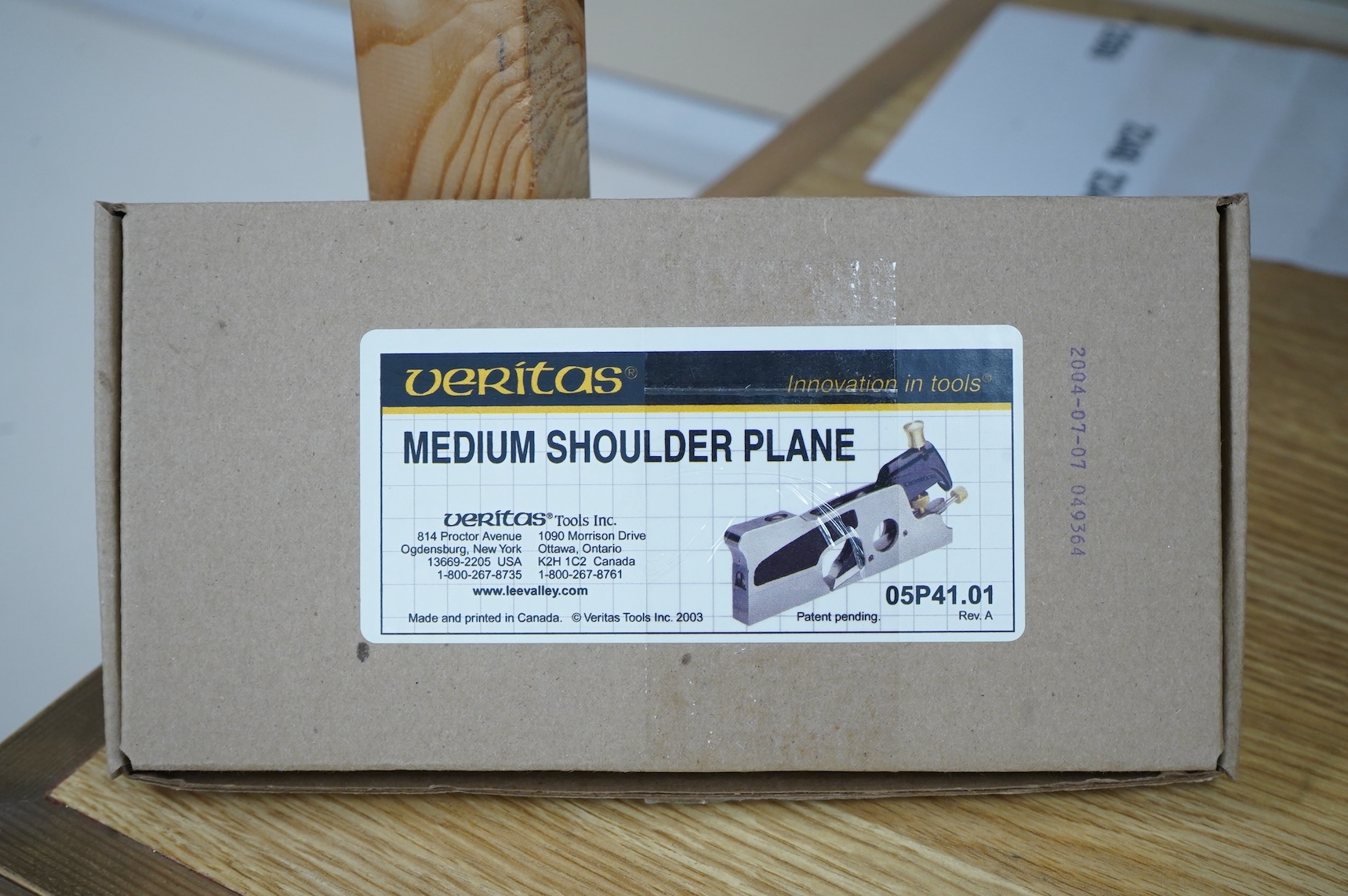 A boxed Veritas medium shoulder plane (05P41.01), with paperwork